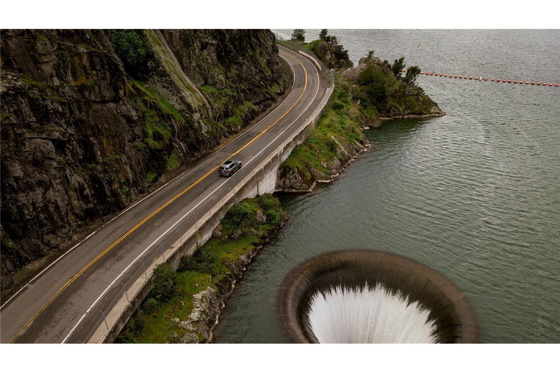 Wasser fließt durch den "Glory Hole"-Überlauf am Lake Berryessa in Kalifornien.