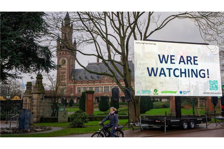 "We are Watching!" ist auf einem Plakat vor dem Internationalen Gerichtshof zu lesen: Das höchste UN-Gericht befasst sich mit Klimaschutz.