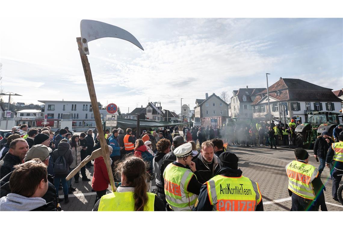 Wegen der Ausschreitungen vor der Stadthalle brachen die Grünen im Februar die Veranstaltung ab.