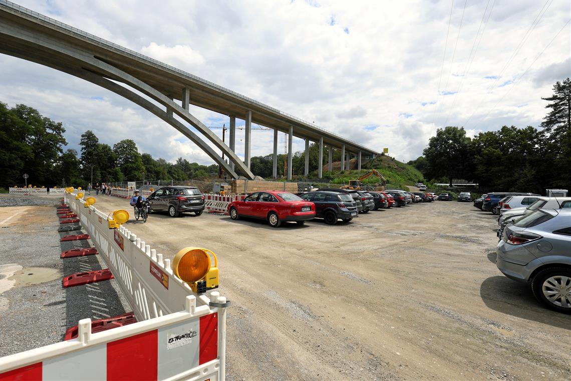 Wegen der Baustelle beim Murrtalviadukt gibt es vor dem Etzwiesenstadion vorerst nur noch Platz für etwa 70 Autos. Foto: Alexander Becher