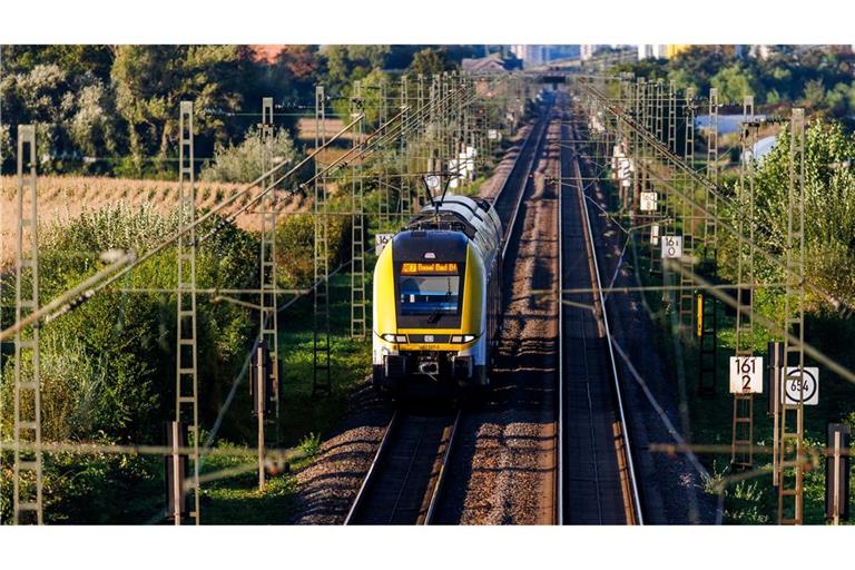 Wegen einer beschädigten Oberleitung war die Rheintalbahnstrecke gesperrt (Symbolbild)