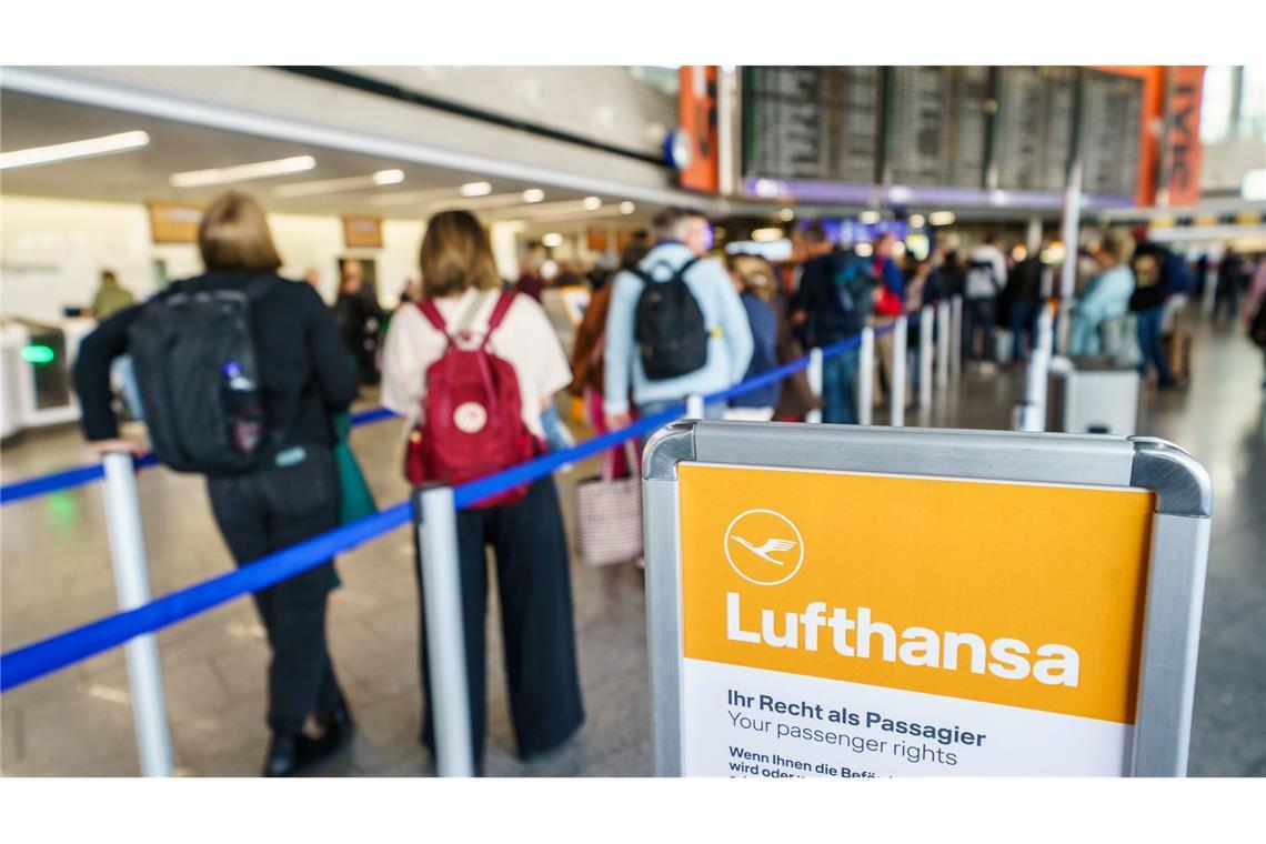 Wegen einer Störung bei der Deutschen Flugsicherung kam es zu großen Verzögerungen und Ausfällen wie hier am Flughafen Frankfurt (Foto aktuell).