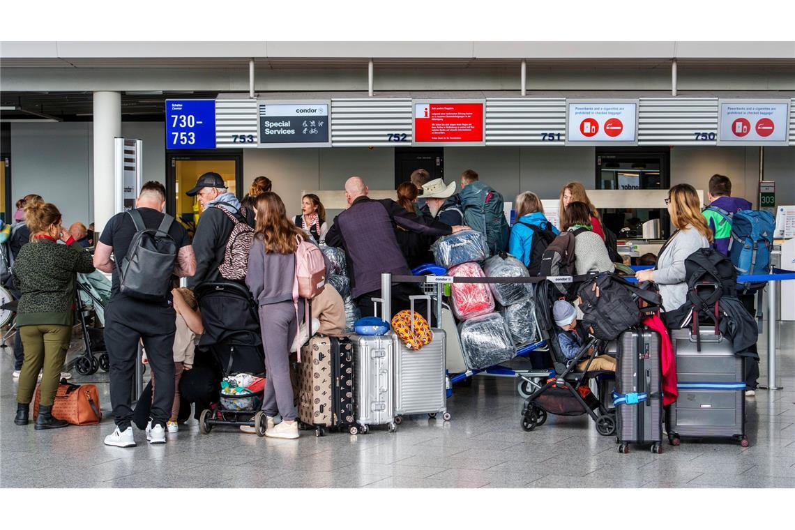 Wegen einer Störung bei der Deutschen Flugsicherung kam es zu großen Verzögerungen und Ausfällen wie hier am Flughafen Frankfurt (Foto aktuell).