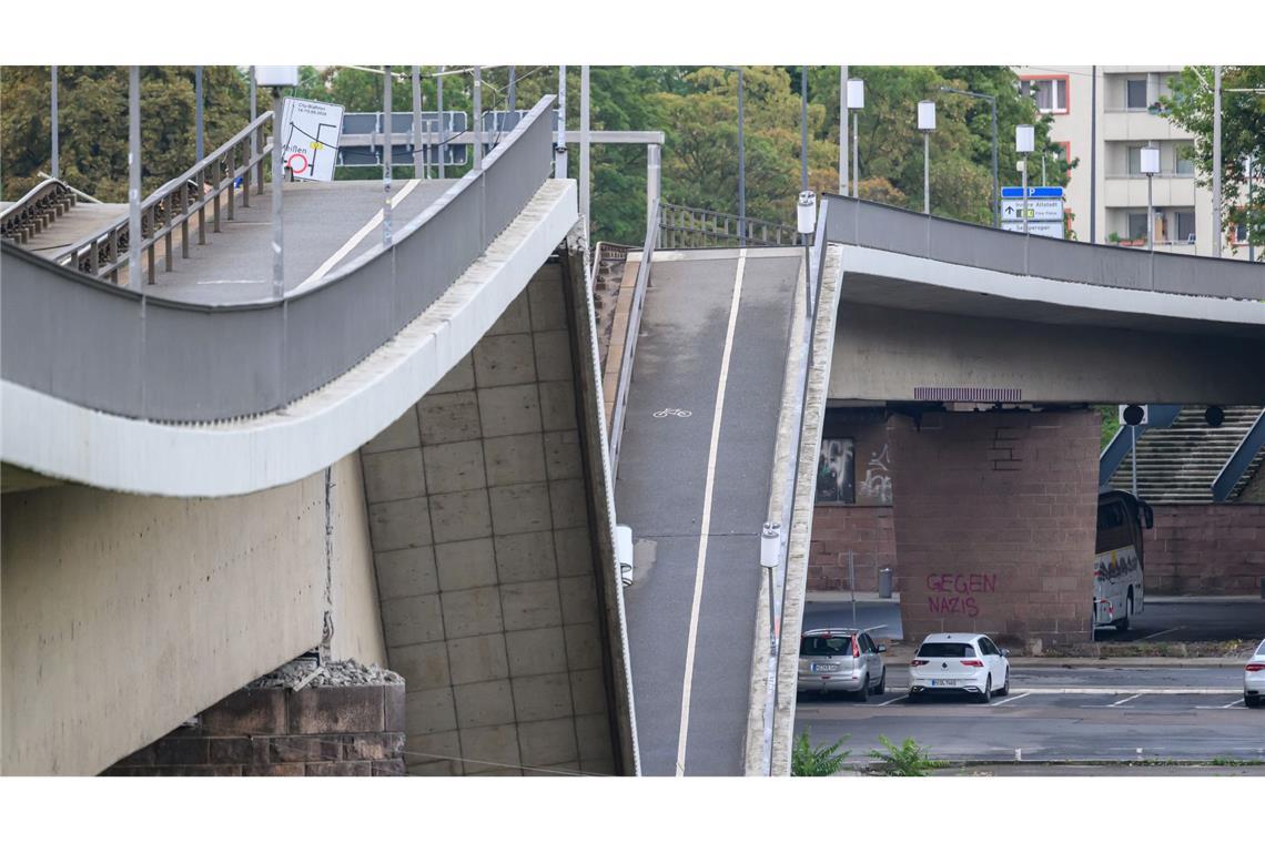 Weggeklappt, eingestürzt: die Carolabrücke in Dresden.