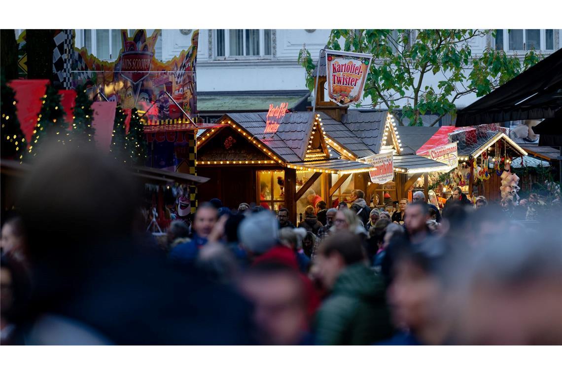 Weihnachtlich beleuchtete Hütten stehen auf dem Weihnachtsmarkt in Essen-Steele.