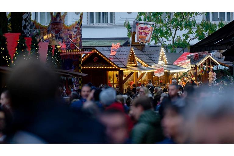 Weihnachtlich beleuchtete Hütten stehen auf dem Weihnachtsmarkt in Essen-Steele.