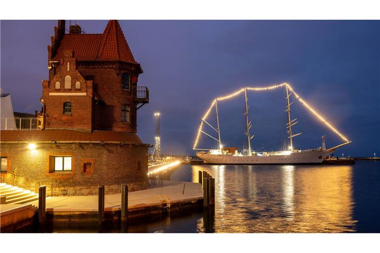 Weihnachtlich geschmückt: Die "Gorch Fock 1" strahlt im Stralsunder Hafen mit Lichterkette.