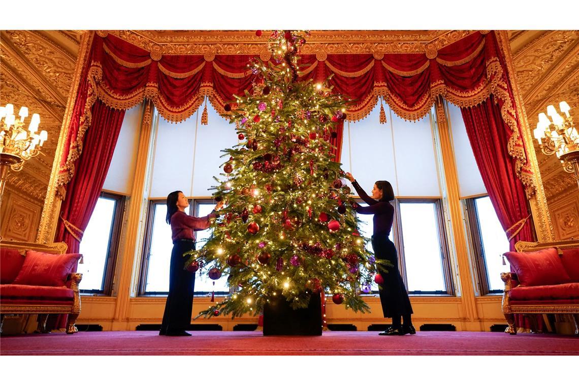 Weihnachtsdekoration auf Schloss Windsor: Mitarbeiter des Royal Collection Trust schmücken einen Weihnachtsbaum.