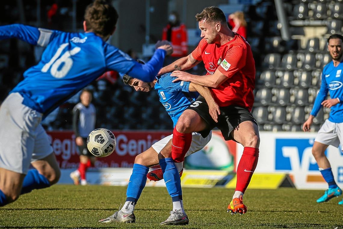 Weiß noch nicht, ob er im Duell mit Ex-Klub FSV Frankfurt für Aspach am Ball sein kann: Mittelfeldstratege Manuel Konrad (rechts). Foto: A. Becher