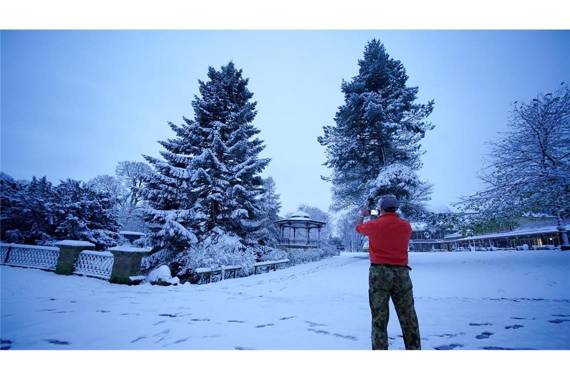 Weiße Pracht in Großbritannien: Ein Mann fotografiert den über Nacht gefallenen Schnee in einem Park in Buxton, Derbyshire. In den nächsten Tagen könnten noch bis zu 20 cm Schnee fallen.