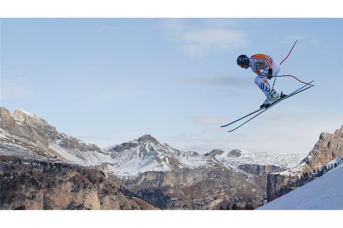 Weiter Sprung von Simon Jocher beim Ski alpin Training in Gröden (Italien).