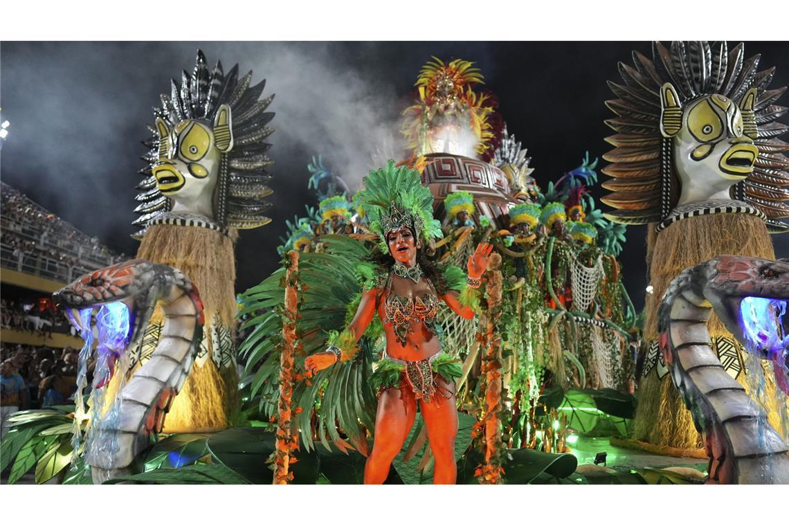 Weitere Impressionen des Karnevalsumzugs in Rio.