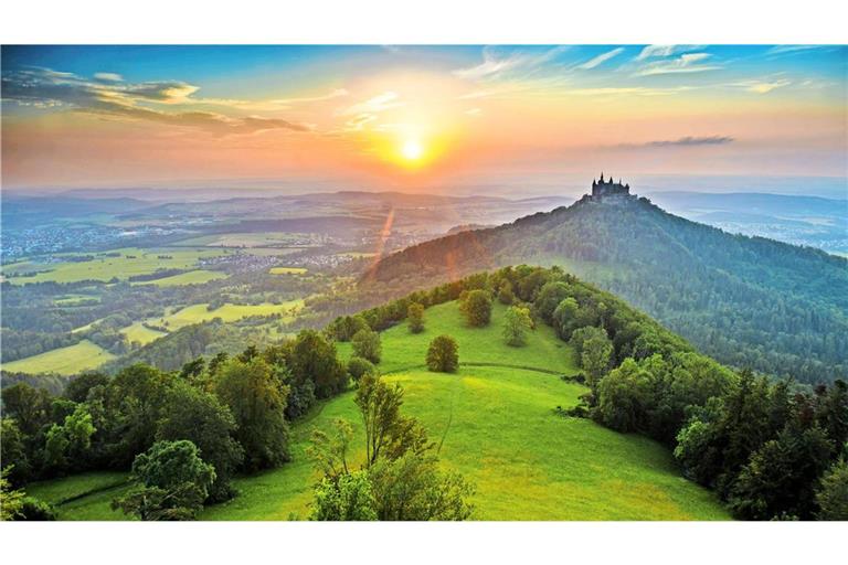 Weithin sichtbar thront die Burg Hohenzollern auf einem Vorberg der Schwäbischen Alb.