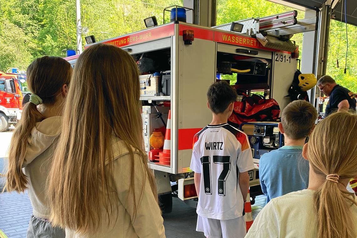 Welche Ausrüstung befindet sich im Rettungswagen? Die Sechstklässler vom Heinrich-von-Zügel-Gymnasium und der Walterichschule wissen nun Bescheid. Foto: Walterichschule