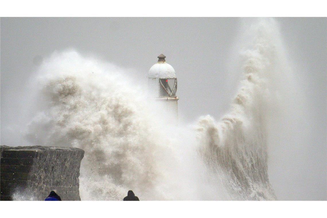 Wellen brechen über die Strandpromenade in Porthcawl in Wales. Millionen von Menschen wurden gewarnt, in ihren Häusern zu bleiben, Tausende sind ohne Strom und Züge wurden gestrichen. Die Regierung warnt vor akuter "Lebensgefahr" durch den Sturm "Darragh".