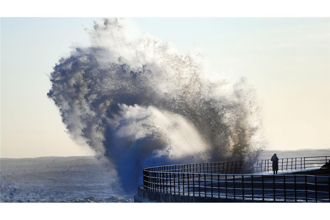 Wellen-Wahnsinn: Riesige Wellen schlagen gegen die Küste von Whitley Bay in North Tyneside im Nordosten Englands. In weiten Teilen des Vereinigten Königreichs gelten Wetterwarnungen für Schnee und Eis, nachdem schwere Überschwemmungen und Schnee bereits zu Verkehrsbehinderungen und Schulschließungen geführt haben.