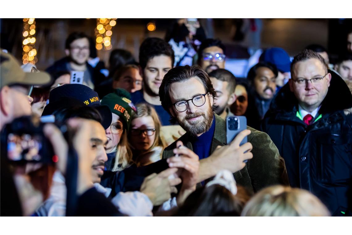 Weltpremiere des Films "Red One – Alarmstufe Weihnachten" in Berlin: Selfies mit Chris Evans.