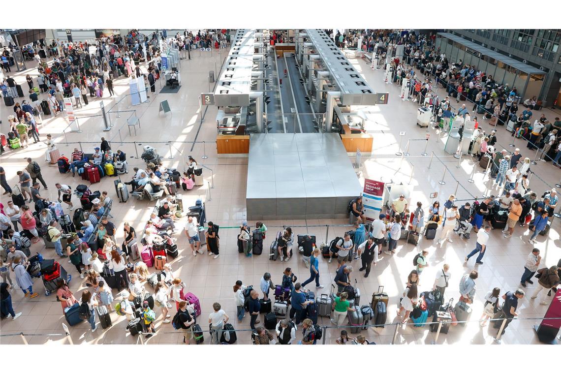 Weltweite Computer-Probleme: lange Warteschlangen am Hamburger Flughafen.