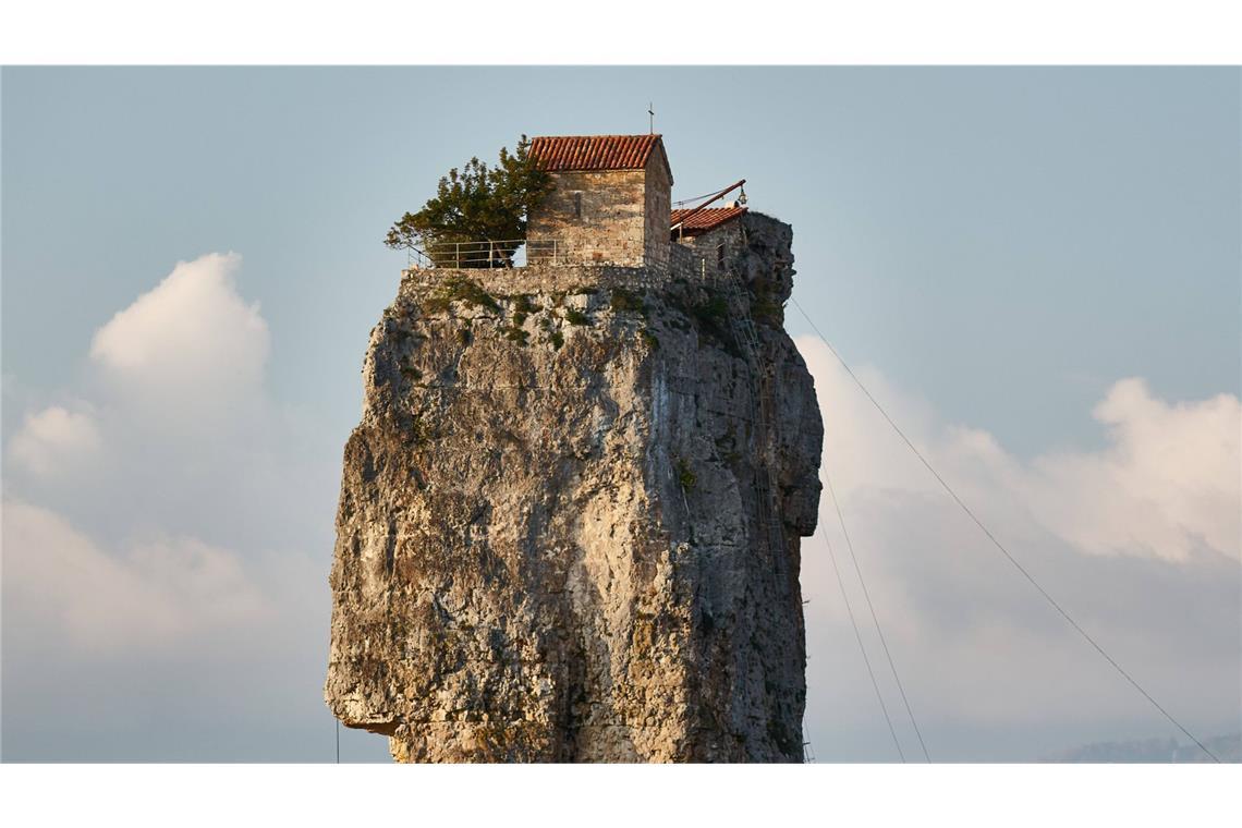 Wer dort droben wohnt, muss sich um  nervigen Besuch keine Gedanken  mehr machen(Haus auf einem Felsen  bei Tiflis in Georgien).