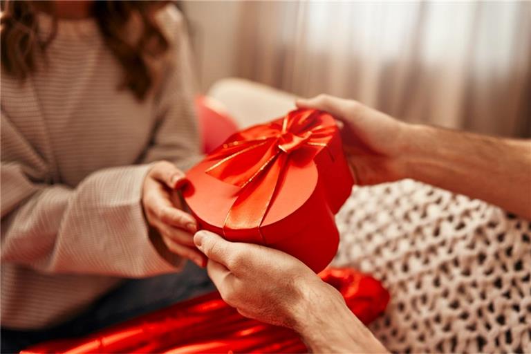 Wer ein Last-Minute-Geschenk zum Valentinstag sucht, wird unter Umständen auch online fündig.