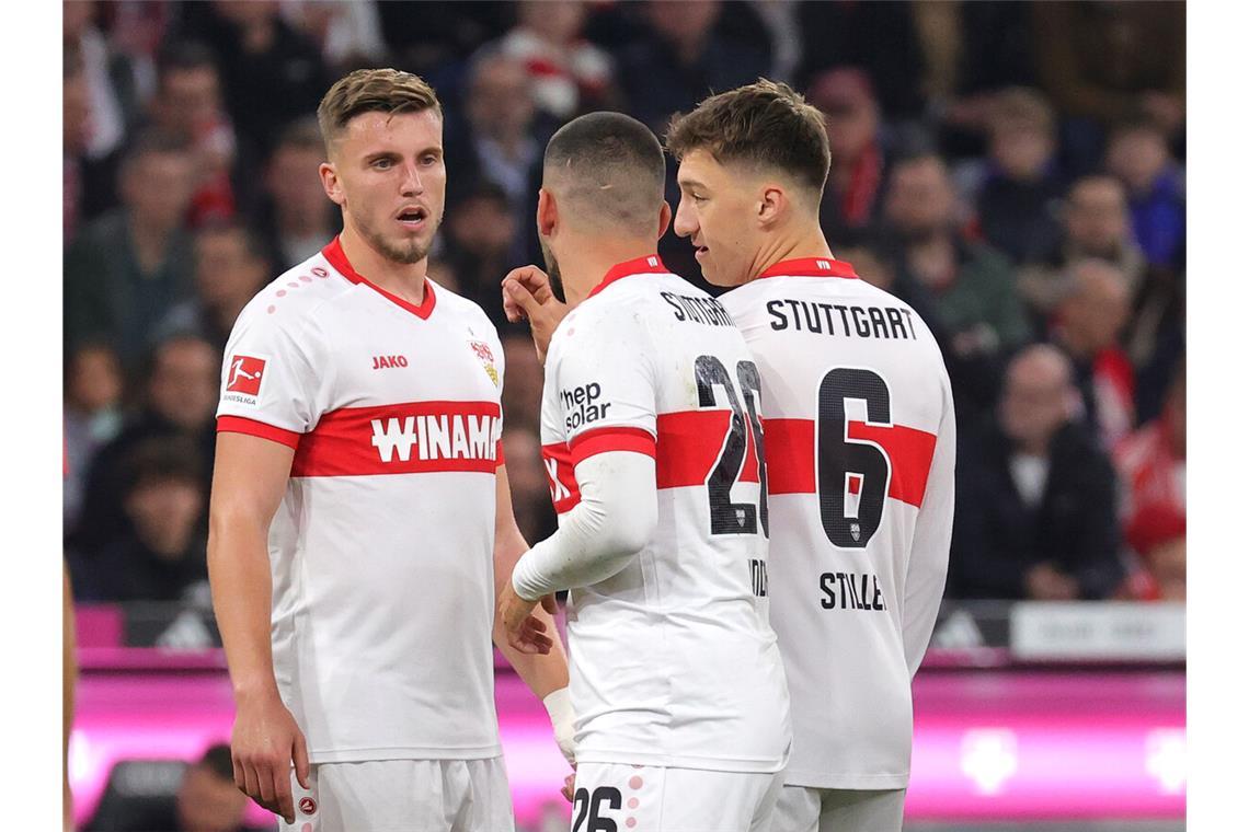 Wer gibt die Richtung beim VfB Stuttgart vor? Deniz Undav (Mitte) redet auf Ermedin Demirovic (links) und Angelo Stiller ein.