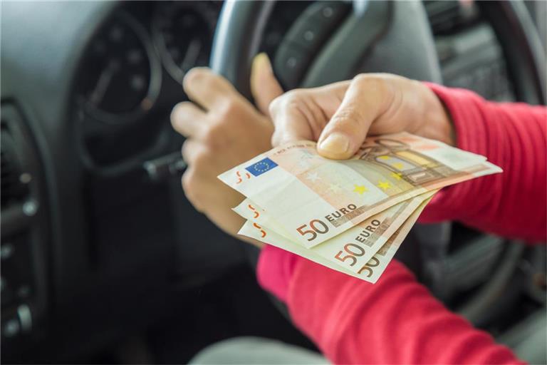 Fahren ohne Winterreifen - Diese Bußgelder drohen 2025 Wer im Winter mit Sommerreifen unterwegs ist, riskiert hohe Bußgelder, Punkte in Flensburg und Probleme mit der Versicherung. Hier erfahren Sie, welche Strafen drohen und worauf Autofahrer jetzt achten müssen.