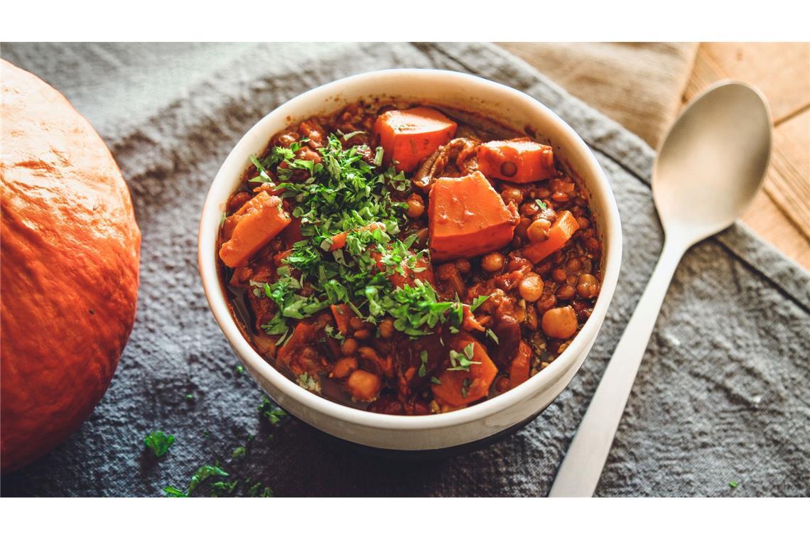 Wer Kürbis liebt, hat meist sein Rezept für die Suppe und das Ofengemüse drauf. Doch aus Kürbis lässt sich mit Möhren, Kichererbsen und kräftigem Schwarzbier auch ein vegetarisches Gulasch zaubern.