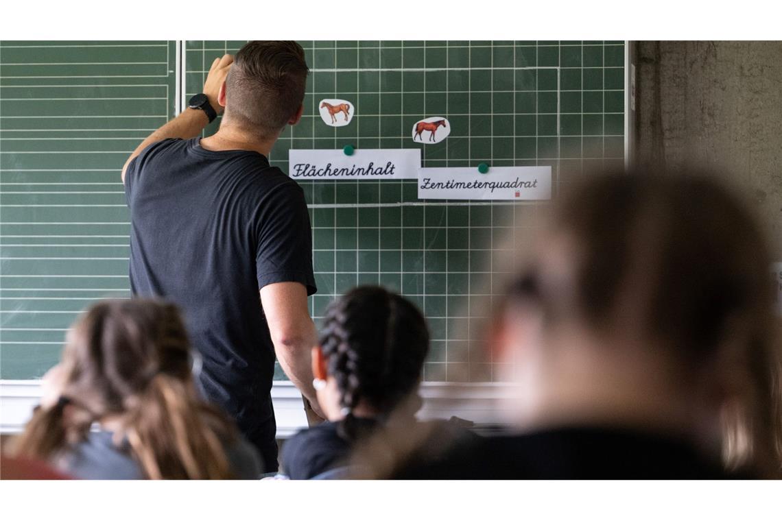 Werden Lehrer Opfer körperlicher Gewalt, so geht diese einer Umfrage zufolge fast ausschließlich von Schülerinnen und Schülern aus. (Symbolbild)