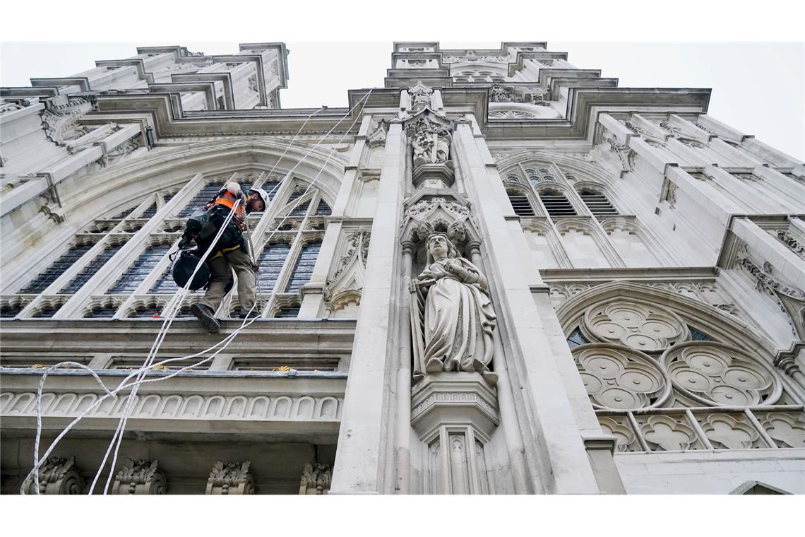 Westminster Abbey: Mike Hammond, Spezialist für Abseilarbeiten, untersucht die Westtürme der Westminster Abbey.