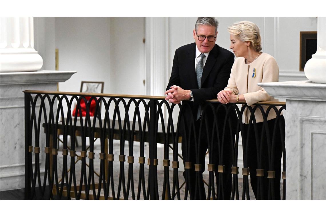 Wie bei jeder Konferenz; wichtig sind die kleinen Gespräche auf dem Gang. Am Rande der 79. Generalversammlung der Vereinten Nationen in New York spricht der britische Premierminister Keir Starmer mit Ursula von der Leyen, die Präsidentin der Europäischen Kommission.