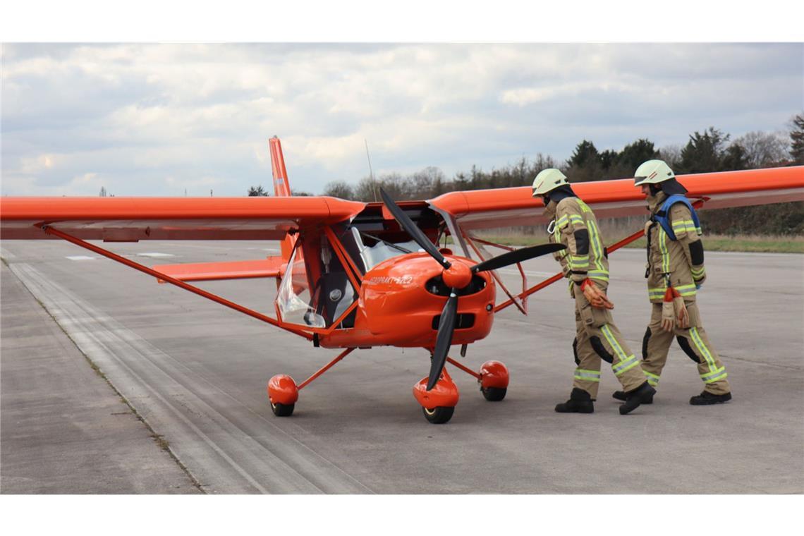 Wie die Polizei bestätigte, war bei einem Rundflug die Frontscheibe des Flugzeugs zersprungen. Der Pilot musste notlanden.