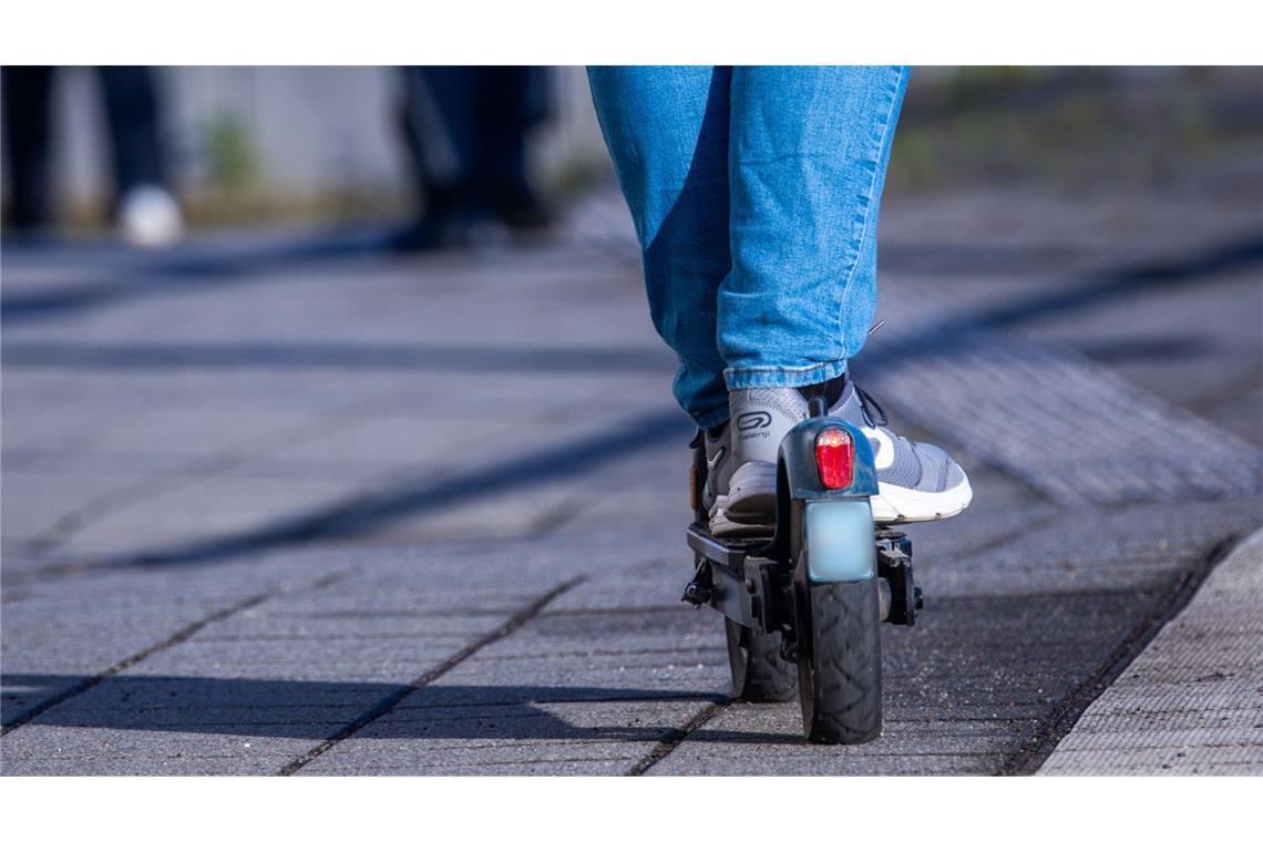 Wie es zu dem Sturz kam, blieb laut Polizei zunächst unklar. (Symbolbild)