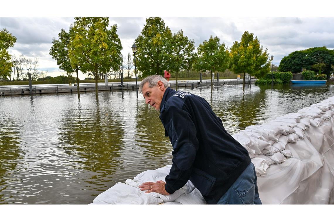 Wie schlimm wird das Hochwasser? Frank Balzer (SPD), der Bürgermeister von Eisenhüttenstadt, blickt über einen Wall aus Sandsäcken im Stadtteil Fürstenberg, wo Straßen überflutet wurden.