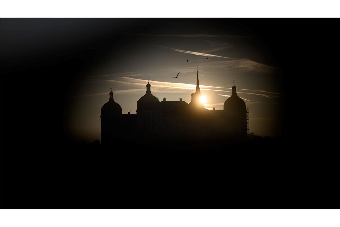 Wie von Caspar David Friedrich gemalt: Sonnenaufgang hinter Schloss Moritzburg, das einstige Jagdschloss der Wettiner bei Dresden.