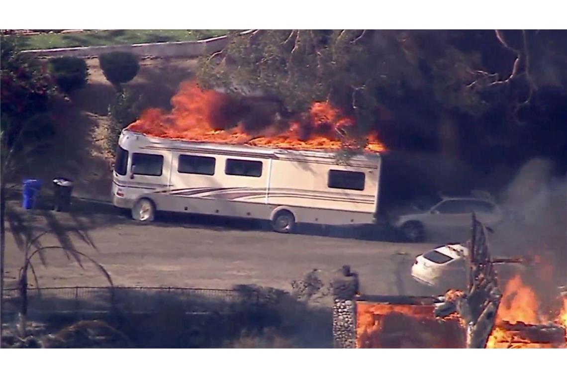 Wieder ein Waldbrand in den USA - ein Wohnmobil fängt Feuer, mehrere Häuser brennen im Bergdorf San Bernardino in Kalifornien.