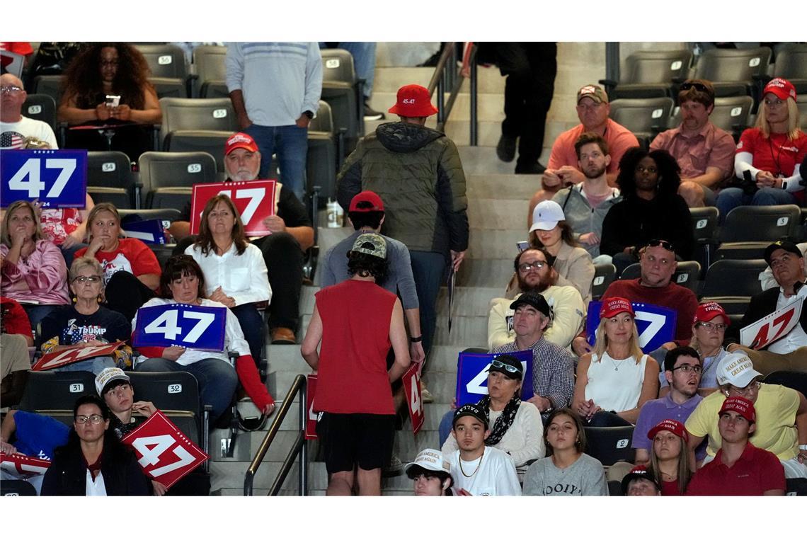 Wieder etwas zum Abstreiten - Zuhörer verlassen die Halle, während der republikanische US-Präsidentschaftskandidat und ehemalige US-Präsident Donald Trump bei einer Wahlkampfveranstaltung im McCamish Pavilion in Atlanta, Georgia, noch spricht.