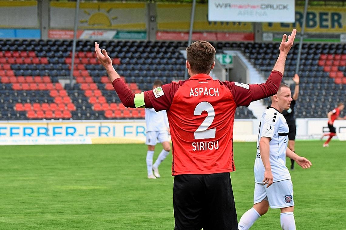 Wieso, fragten sich Aspachs Fußballer um Sandro Sirigu am Ende wieder einmal. Hinten kassierte die SG zwei einfache Tore, vorne nutzten die Schwaben auch gegen Frankfurt ihre Chancen nicht. Foto: T. Sellmaier