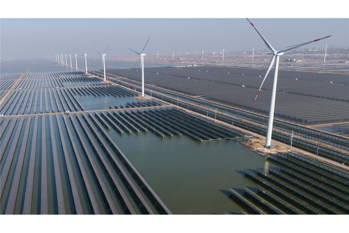 Windräder drehen sich auf einem riesigen Solarpark in China. (Archivbild)