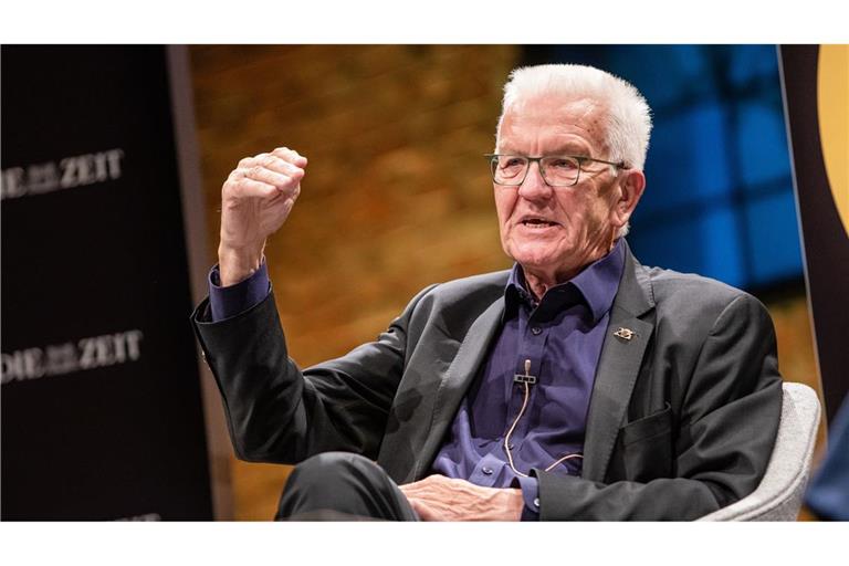 Winfried Kretschmann  spricht während des Interview-Podcasts „Alles gesagt?“  im Theaterhaus zu anwesenden Gästen.