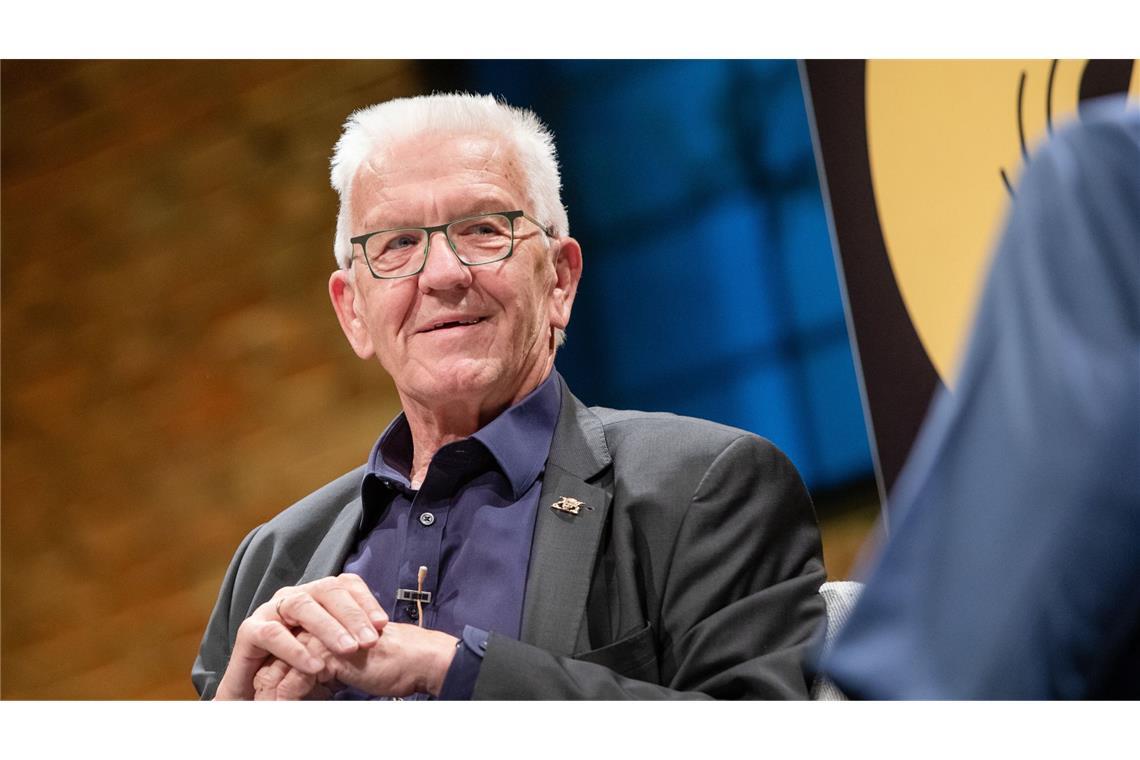 Winfried Kretschmann spricht während des Interview-Podcasts „Alles gesagt?“ der Wochenzeitung „Die Zeit“ im Theaterhaus zu anwesenden Gästen.