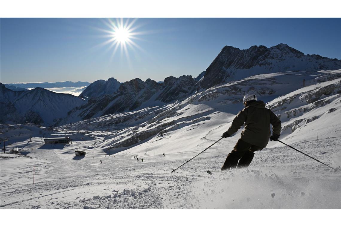 Wintersportler genießen in der sich dem Ende zuneigenden Saison Sonnenschein und blauen Himmel. (Archivbild)