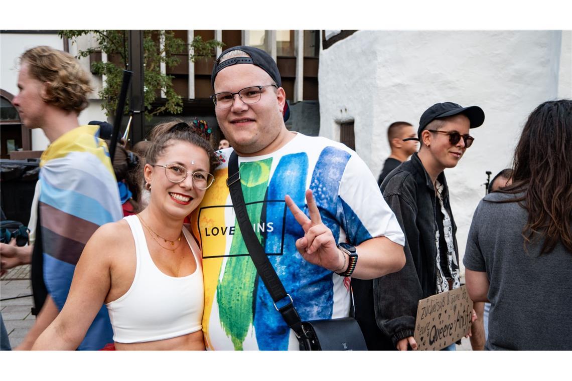 „Wir haben uns sehr sicher gefühlt und hatten nie das Gefühl, dass hier gleich der Platz gestürmt wird“, sagt Tobi, der mit Natalie zum CSD in Albstadt gekommen ist.