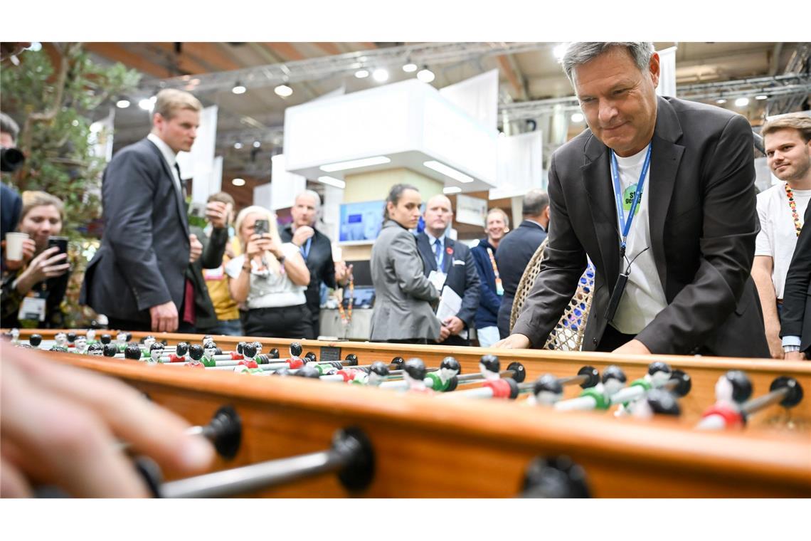 Wirtschaftsminister in Portugal: Robert Habeck spielt am Tischkicker am deutschen Messestand „German Park“ auf der Technologiekonferenz "Web Summit"