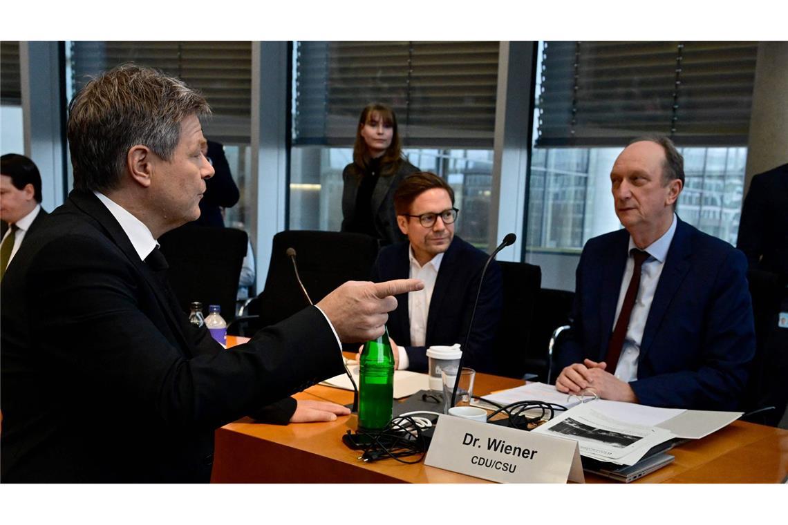 Wirtschaftsminister Robert Habeck (l.) wurde über Stunden von den Abgeordneten befragt.