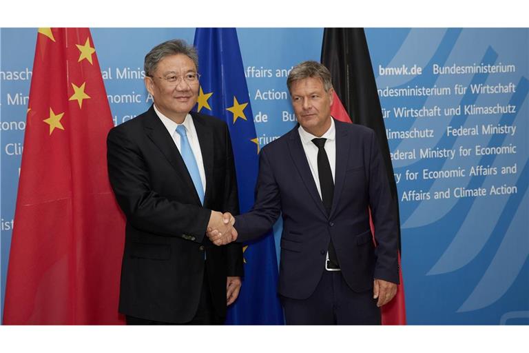 Wirtschaftsminister Robert Habeck (r) und der chinesische Handelsminister Wang Wentao in Berlin.