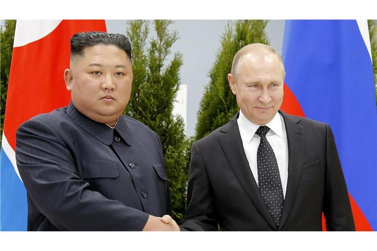 Wladimir Putin (r), Präsident von Russland, und Kim Jong Un, Machthaber von Nordkorea. (Archivfoto)