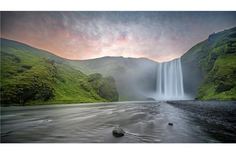 Wo sind all die Wassermassen hin? Skógafoss-Wasserfall in Island.