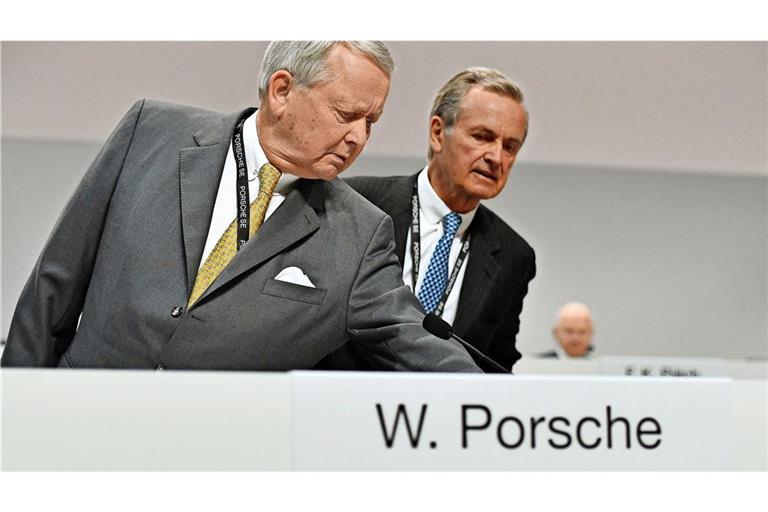 Wolfgang Porsche (links) und Hans Michel Piëch bei einer Hauptversammlung der Porsche Holding SE