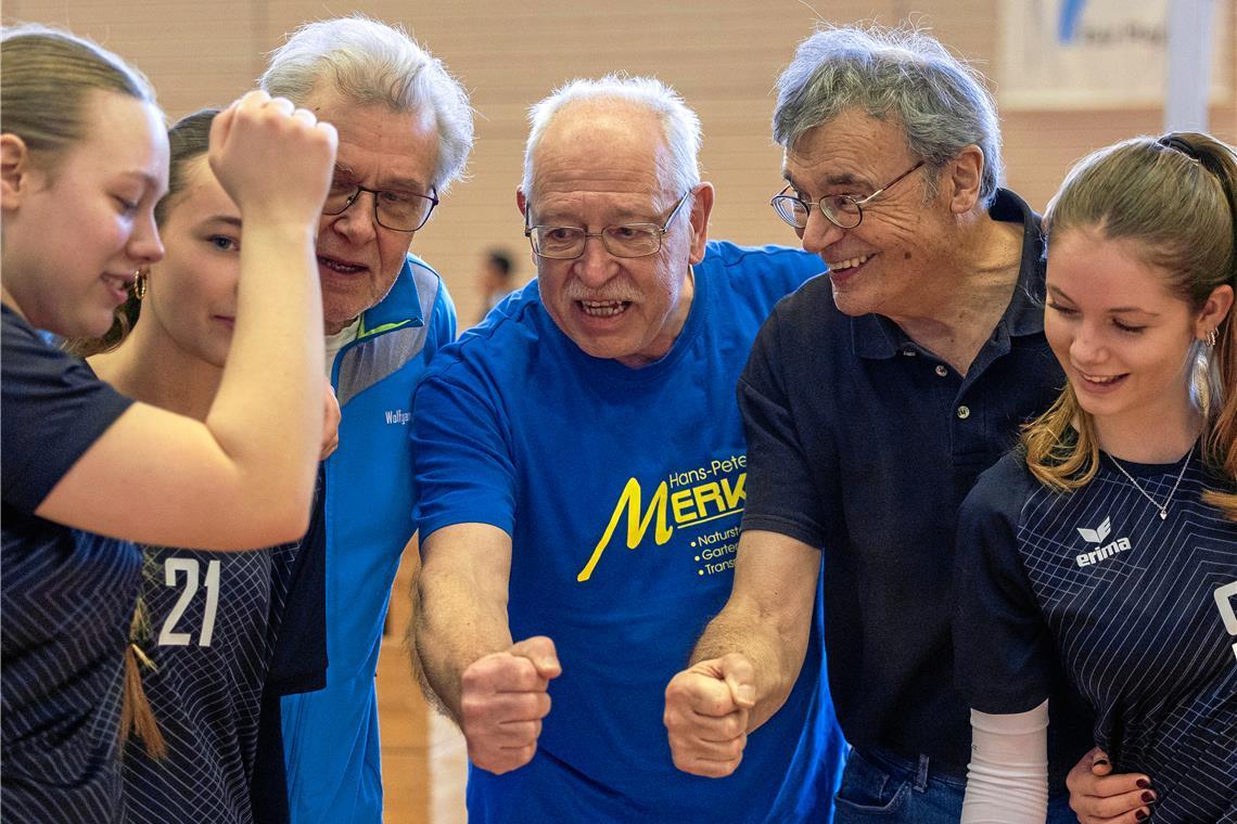 Wolfgang Sterzel, Ernst Bachmann und Hans-Peter Richter (von links) bringen ihre Erfahrung bei Jugend trainiert für Olympia weiterhin ein: Mit dem Backnanger Mädchenteam des Taus‘ verpassen sie am Ende nur knapp die Qualifikation fürs Landesfinale. Foto: Alexander Becher