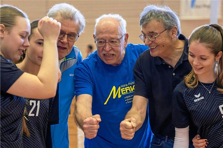 Wolfgang Sterzel, Ernst Bachmann und Hans-Peter Richter (von links) bringen ihre Erfahrung bei Jugend trainiert für Olympia weiterhin ein: Mit dem Backnanger Mädchenteam des Taus‘ verpassen sie am Ende nur knapp die Qualifikation fürs Landesfinale. Foto: Alexander Becher